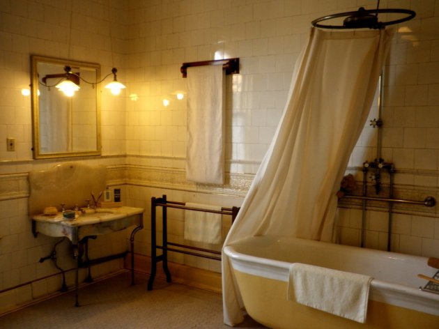 Victorian_bathroom_by_googoolini